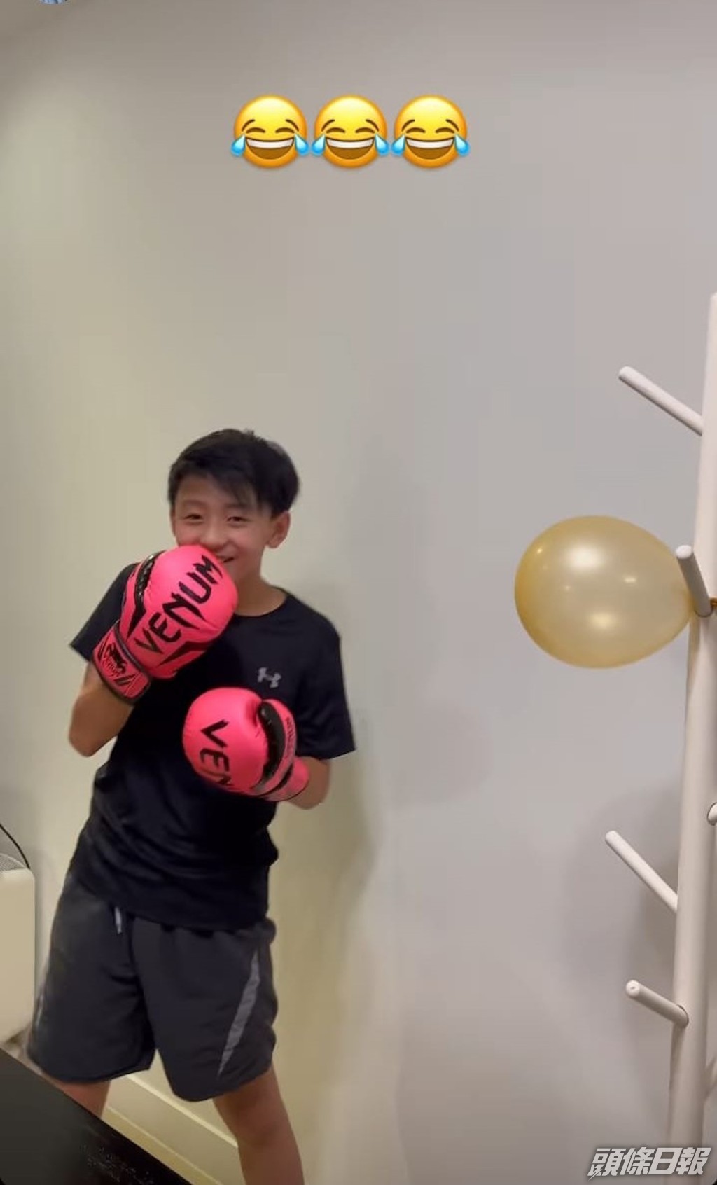 網民驚歎Quintus同爸爸霆鋒如餅印。